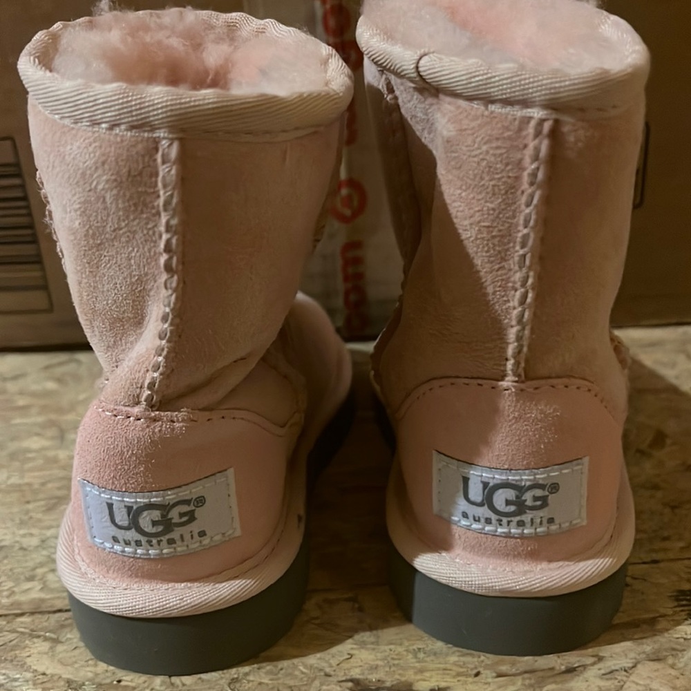 Girls Light pink UGGS (toddler)